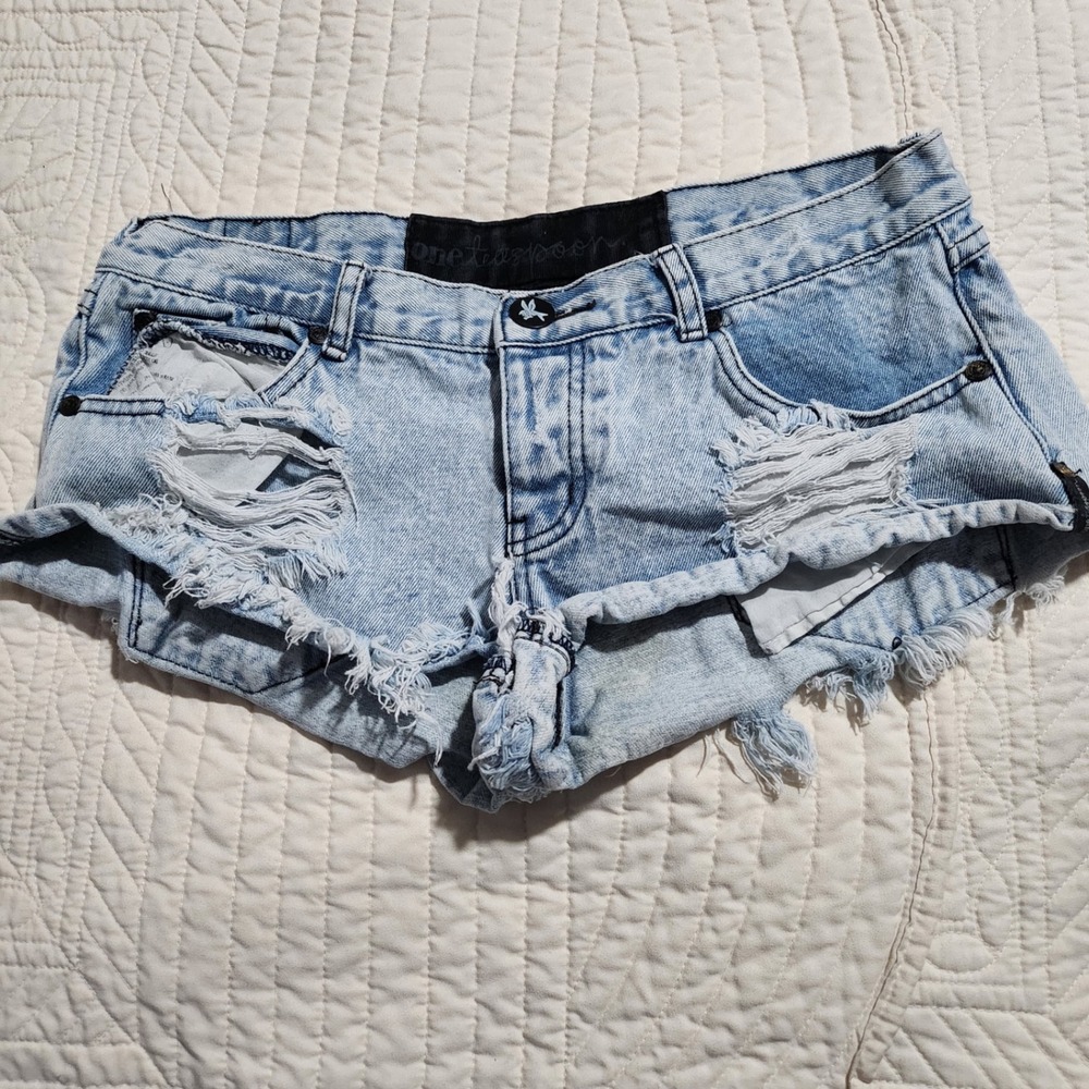 One Teaspoon Bandits Denim Shorts Light Wash Distressed Frayed Low Rise Size 28